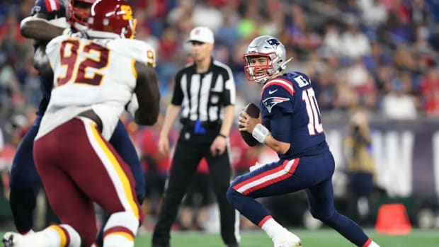 New England Patriots quarterback Mac Jones 10) looks to pass against the Washington Football Team during the first half at Gillette Stadium.